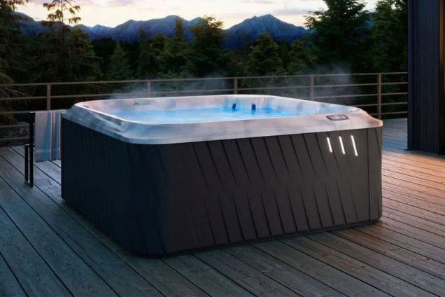 Jacuzzi J-275 - Spacious Hot Tub with Lounge Seating